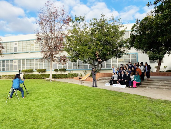 サンタモニカ校の学級写真の撮影風景