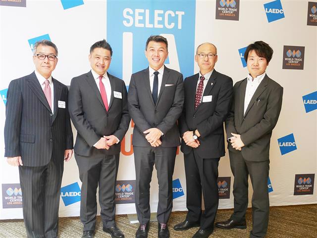 LAEDCのCEO／WTCLAのプレジデント、スティーブン・チャン氏を中央に、左から安江専務理事、酒井商工部会副部会長、山本会長、JBAブース設置に尽力いただいた西上領事。