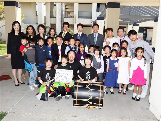 加藤拓三さんとご家族、生徒、その他関係者らで記念撮影。