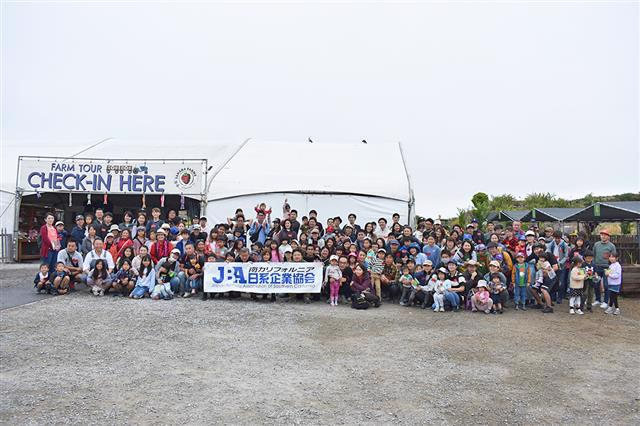 大勢の部会のメンバーとそのご家族がTanaka Farmsに集合。
