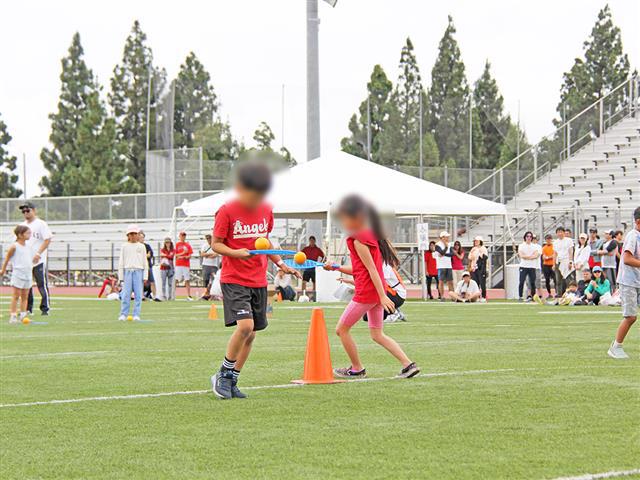 ラケットの上のオレンジを落とさずいかに速く走るかが勝負の「はらはらオレンジ」。