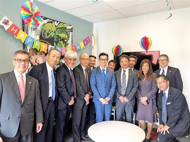 日本との関係強化の重要性を強調した、Evan Low議員（左から6人目）。