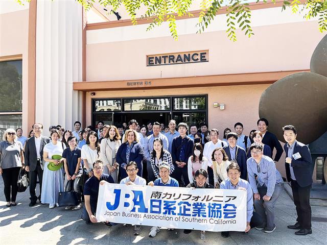 記念撮影その2（Los Angeles Maritime Museum前にて）。