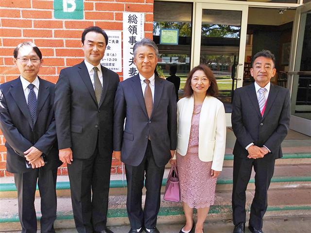 左から、在ロサンゼルス日本国総領事館の大橋領事、島田あさひ学園理事長、曽根総領事、麻未夫人、西あさひ学園校長。