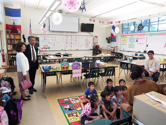 子どもたちの学ぶ様子も視察。