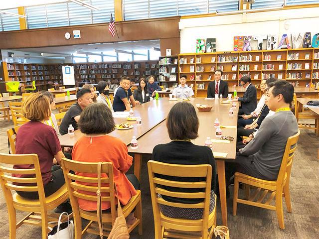 講演会後には茶話会で情報交換を。