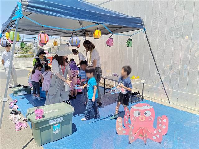 オレンジ校幼稚部での夏祭りを楽しむ児童たち。