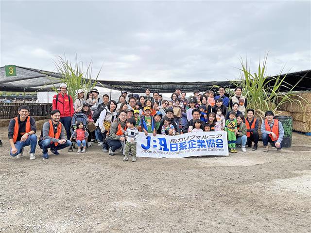 家族向けの季節のイベント、パンプキンパッチを満喫した参加者の皆さん。