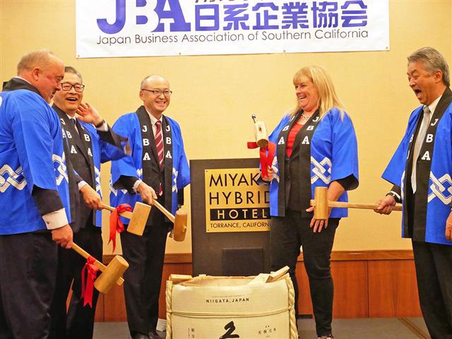 山本JBA会長による鏡開きについての説明の後、和やかに行われた鏡開き。