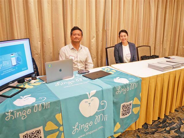 会場に出展したブースの模様。左よりLingo Mii Inc.社とRelo Redac, Inc.社。