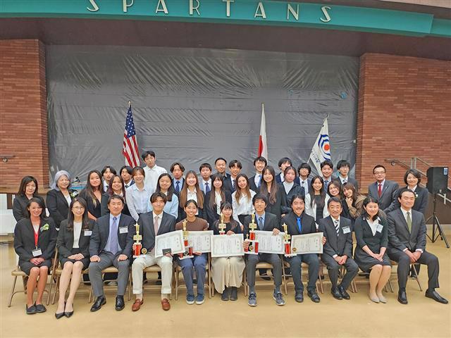 「日系企業の進出を歓迎するトーランス校の記念集合写真。」とメッセージを送るカジ議員。