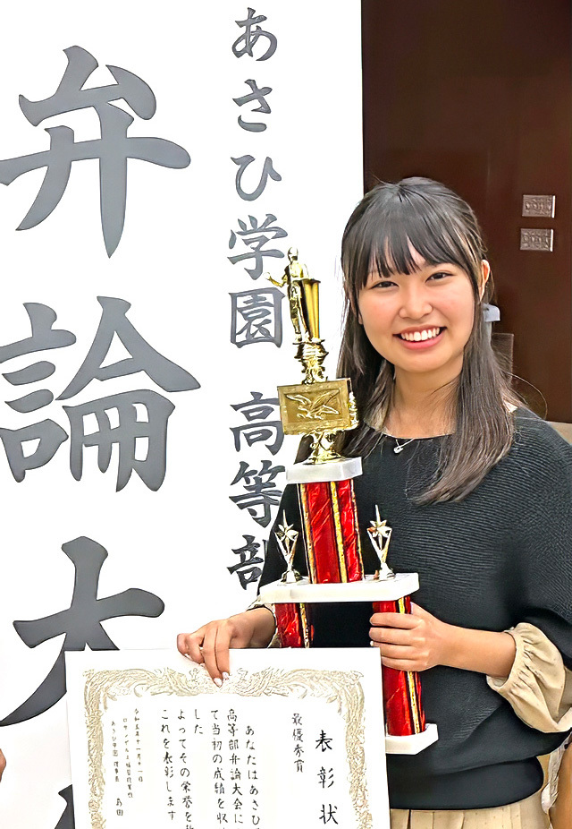 トーランス校の最優秀賞を受賞した、高等部1年の布山華さん。