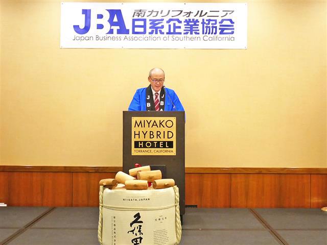 鏡開きについての説明をする山本JBA会長。