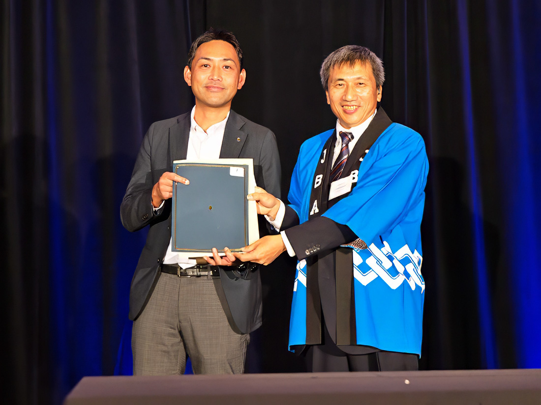KSA America Inc.の丸木さん(左)と梅村企画マーケティング部会長