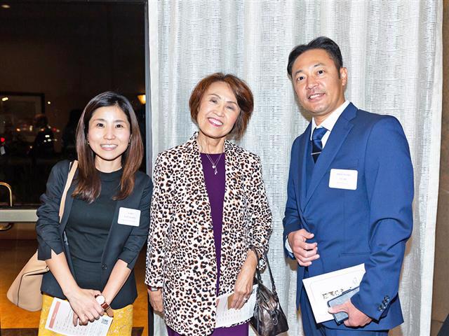 「人材業界でカリフォルニア・ナンバーワンを目指します」(Teruko Weinberg, Inc.の柳田さん)、「創業30周年の今年、ますます飛躍します」(Teruko Weinberg, Inc.のワインバーグさん)、「不動産業界でカリフォルニア・ナンバーワンに!」(Relo Redac, Inc.の藤井さん)。