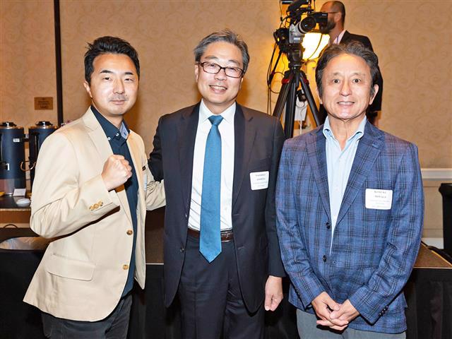「魅力ある日系社会づくりに貢献していきます」(JBS USA Inc.の佐野さん)、「多くの人が日本からロサンゼルスに来ていただけるような、明るい年にしていきたいですね」(在ロサンゼルス日本国総領事館の青島首席領事)、「西海岸を盛り上げたいです」(JBS USA Inc.の皆木さん)。