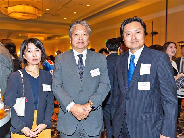 「大谷、山本選手応援ツアーを組んで多くのお客さまをお迎えしたいです」(Kintetsu International Express (U.S.A.), Inc.の石井さん)、「日本からのツアーの方々への一層のおもてなしに注力します」(Kintetsu Enterprises Company of Americaの南浦さん)、「日米交流に尽力したいです」(Kintetsu Enterprises Company of Americaの山本さん)。