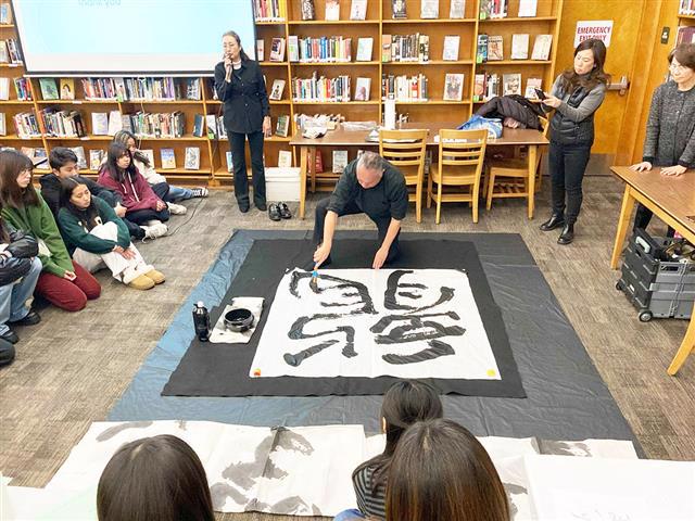 山本先生による大書の実演　今年の干支“龍”。