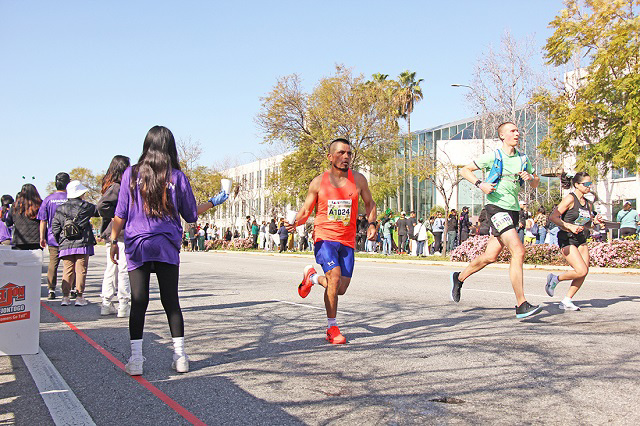 ゴール目前のランナーたちに、水を渡していくボランティアの皆さん。