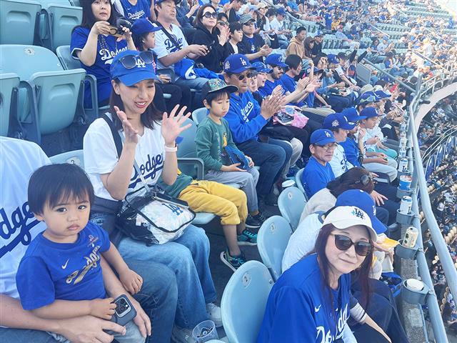観戦を楽しむ「JBA代表応援団」の皆さん。