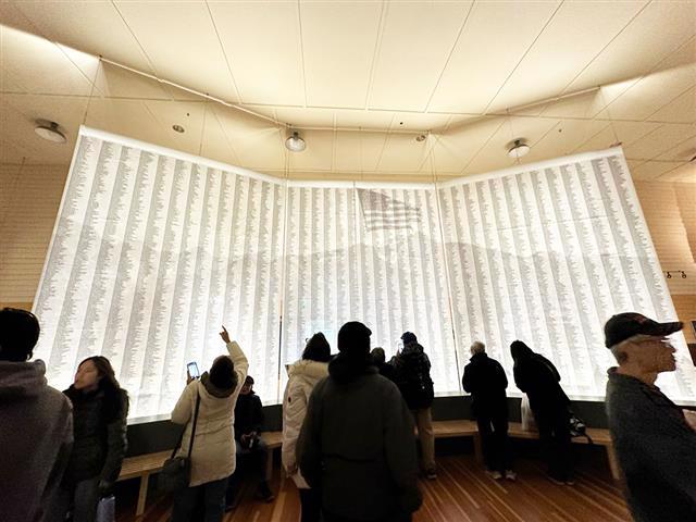 収容された日系人の方々の名前が記された展示。