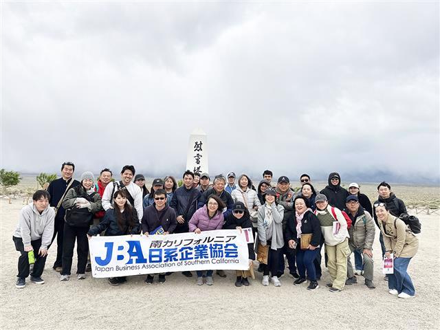 参加者の皆さんで、慰霊碑をバックに記念撮影。