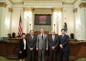 6月18日、19日に、JBAと北加日本商工会議所（JCCNC）が共同で、毎年恒例のサクラメント訪問を実施した。写真はカリフォルニア州下院議場にてアル・ムラツチ下院議員（中央）とJBAからの参加者一同