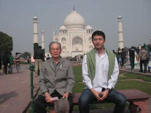 2010年から14年までインドのムンバイに駐在。写真は訪ねて来た父親とタージ・マハルの前で
