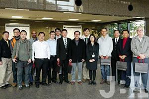 伊賀事務所勤務時（中山さんは右から５人目）。「この帰国があったから、今の私があります」と中山さん