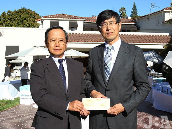 大川JBA会長から千葉総領事へ小切手を手渡した。