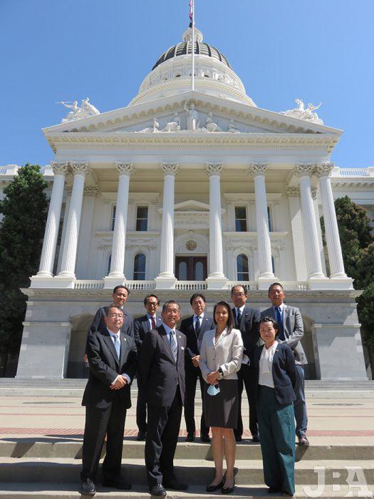 カリフォルニア州議事堂前にて、JBAおよびJCCNCの訪問団メンバーで記念撮影