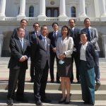 カリフォルニア州議事堂前にて、JBAおよびJCCNCの訪問団メンバーで記念撮影