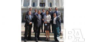 カリフォルニア州議事堂前にて、JBAおよびJCCNCの訪問団メンバーで記念撮影