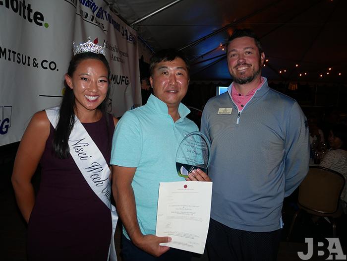 この日の優勝を手にしたHiroyuki Yamamotoさんを中央に、二世週祭クイーンのJaime Hasamaさん（左）とTustin Ranch Golf ClubのBrian Haggettさん。。