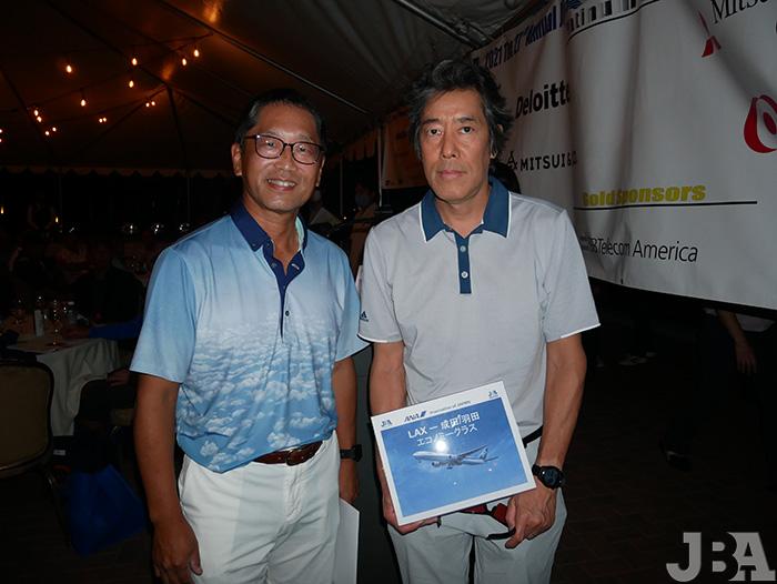 全日空のLAー東京往復航空券の当選者のKaz Takemuraさん（右）と、小林全日空ロサンゼルス支店長。