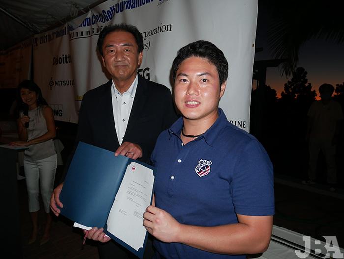 日本航空の5万マイル当選者のToru Sekiさん（右）と、中村JALロサンゼルス支店長