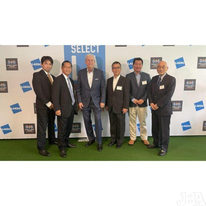 イベント前日のレセプションにて、LAEDCのビル・アレン社長兼CEO（左から3人目）と小林JBA会長、商工部会員らで記念撮影。