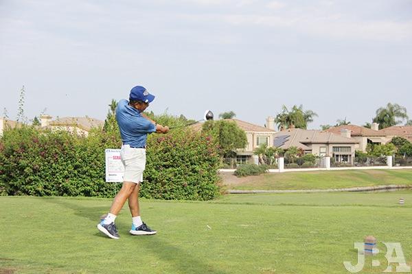 小林JBA会長の鋭いスイングで競技スタート！