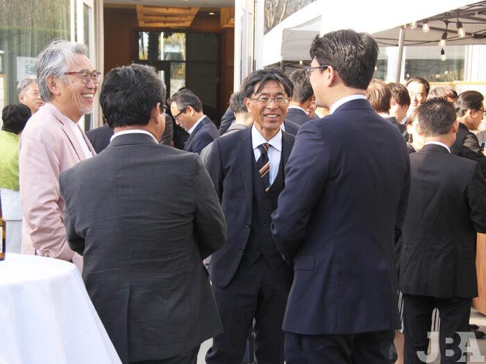 歓談の時間になると、会場のあちこちで会話の花が咲いた。