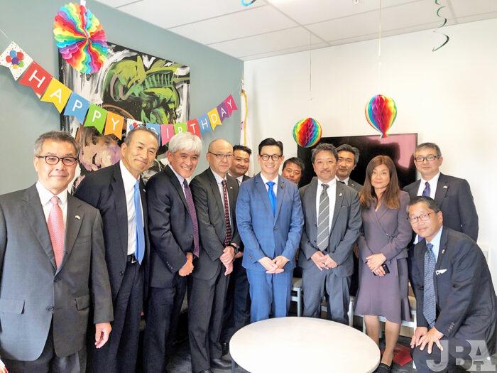 日本との関係強化の重要性を強調した、Evan Low議員（左から6人目）。