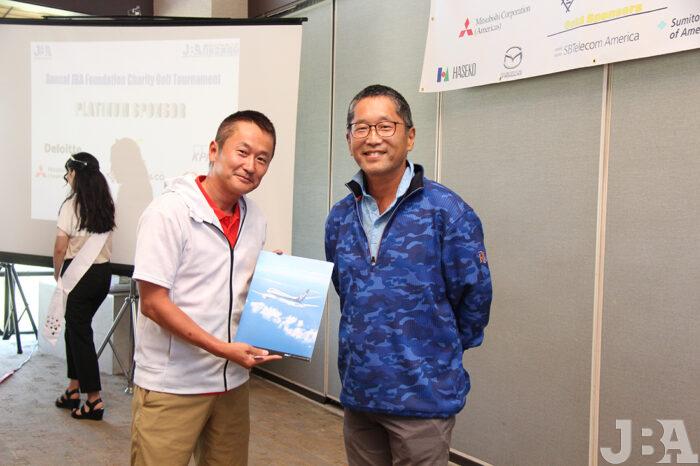 ANAの航空券当選者、和田さん（左）と小林全日空ロサンゼルス支店長。