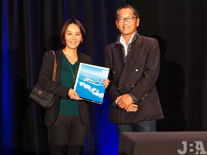 LA東京往復航空券のANA賞が当選した、Triup, Inc.の川崎さん（左）とANAの小林さん。