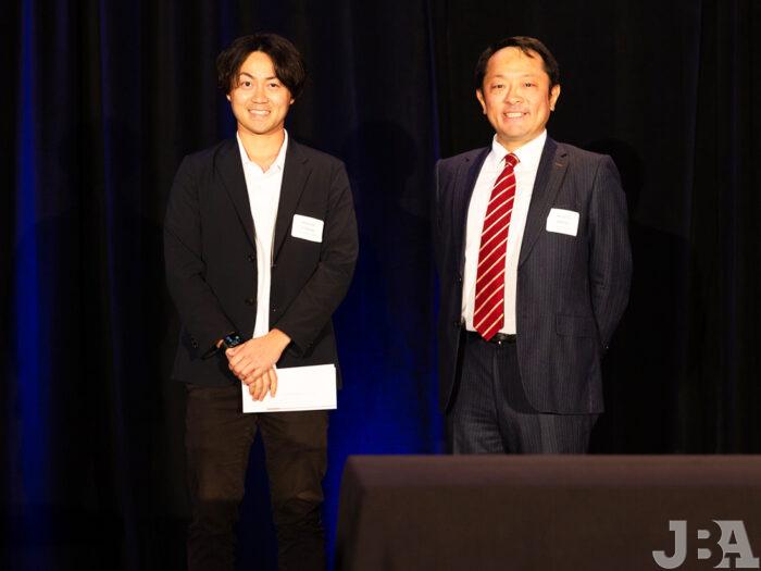 日本行き往復航空券のJTB賞が当選したKSA America Inc.の山田さん（左）とJTB USA,Inc.の柴田さん。