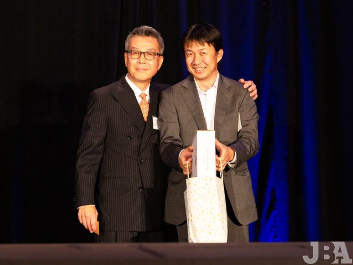 プラチナ福袋が当選したFujita Americas, Inc.の青木さん（右）さんとJBAの安江専務理事。